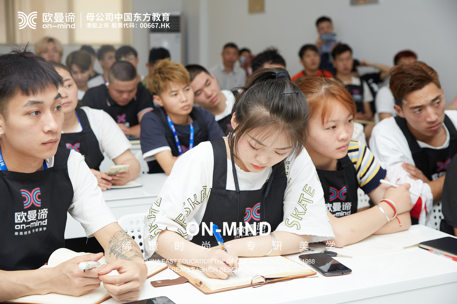 女生做化妆师怎么样，在哪里学化妆技术