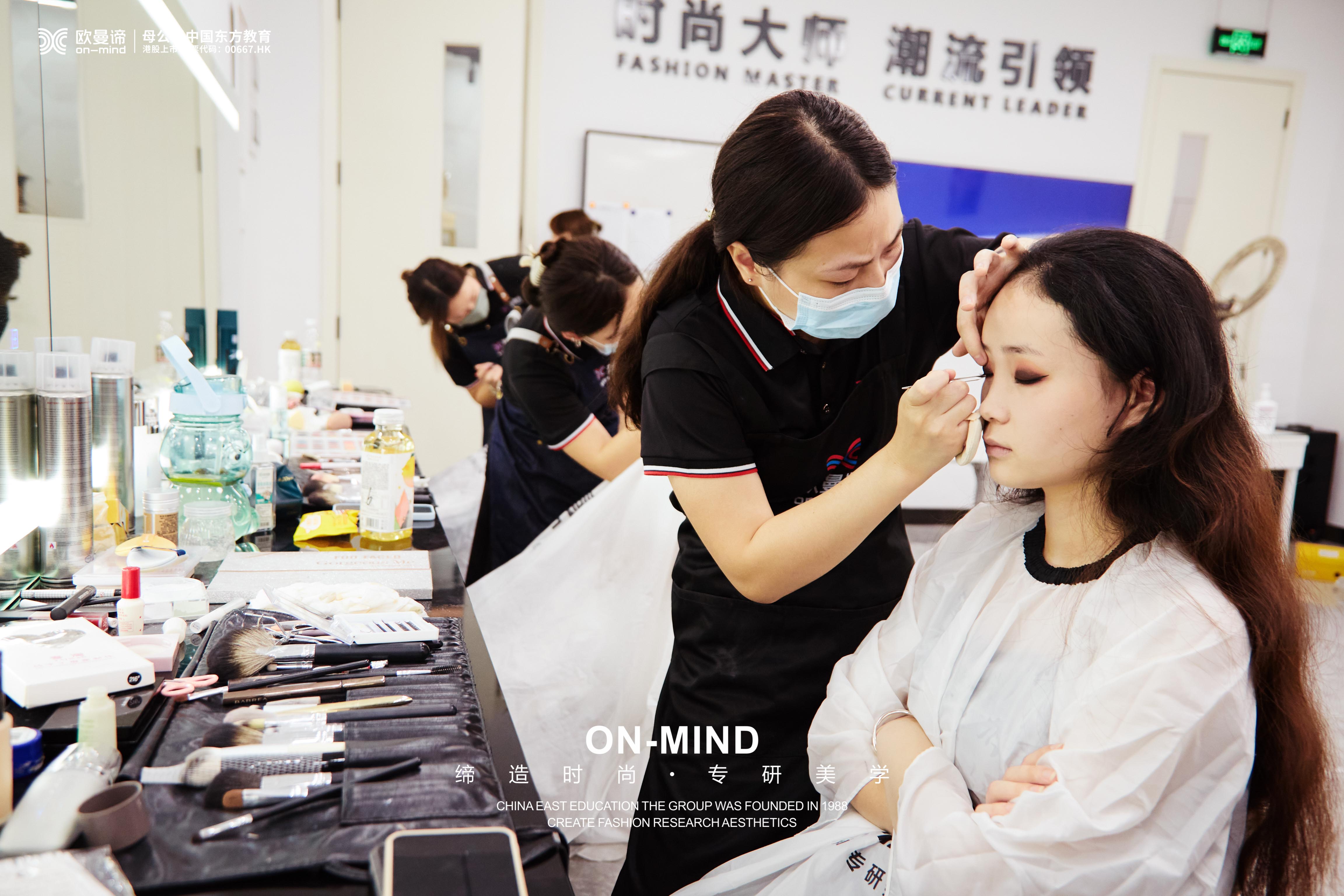 学化妆必看!成都化妆培训学校专业教学