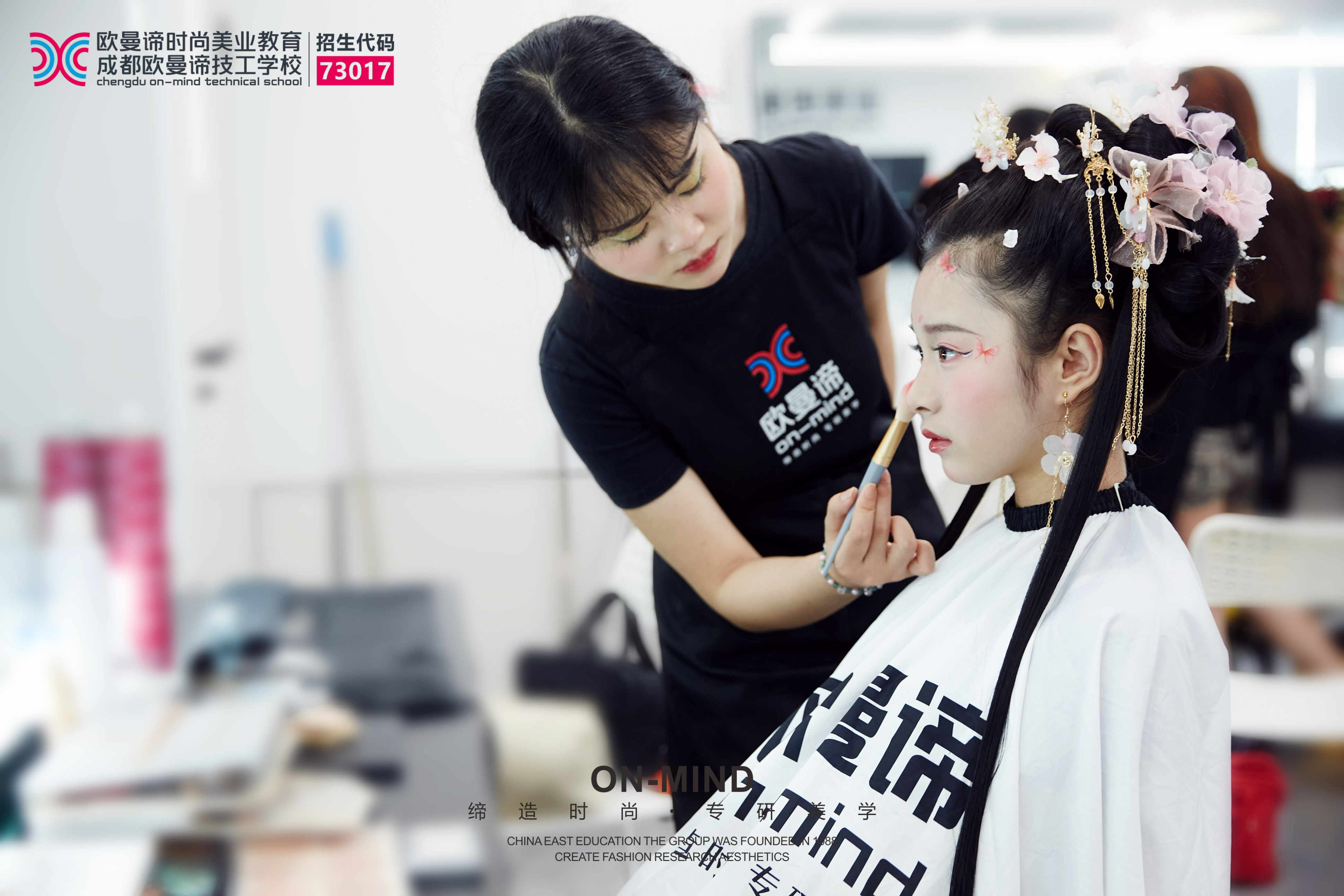 学化妆要报班学习吗？学化妆难吗？